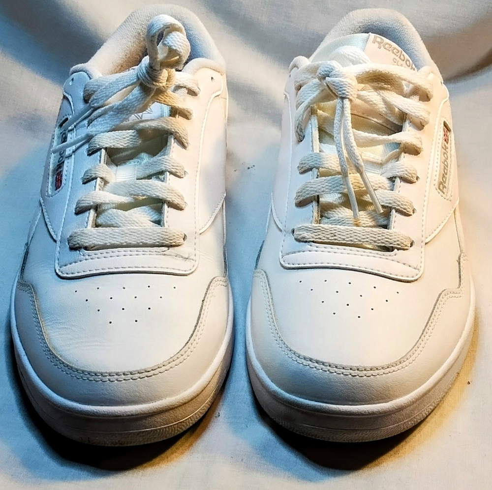 Classic Rebook Men's 10.5 Shoes White Classic Very Good Condition.